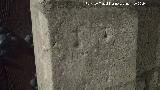 Iglesia de San Andrés. Cruces talladas en la puerta de la fachada trasera